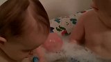 真是吸引人眼球！纯洁无瑕的孩子，看起来真是好漂亮啊！