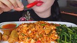 小姐姐吃一大份香辣炒饭，看起来超级有食欲啊