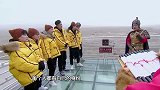 嘉宾抽签选造型，沈南竟抽到了“鸟人”，这手气没谁了啊