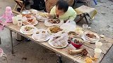 家宴结束大人们喝酒唠嗑，小朋友在一旁默默吃肉