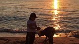 两个小朋友踩着夕阳，迎着海风，在海边玩得可嗨了！