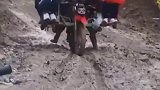 摩的司机骑车，带着乘客走山路