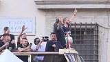 视频-意大利队在罗马进行欧洲杯冠军奖杯巡游