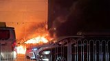 自燃爆炸！乘客多次提醒车内有异味 司机仍坚持驾驶致轿车自燃