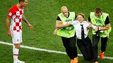 世界杯决赛闯入者被关15天后刚出狱又被捕 看到警察瞬间变脸