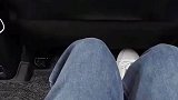 女友坐车睡着，醒来发现男友的举动