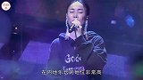 49岁那英街头被拍，发型凌乱显狼狈，不化妆的她似六十岁的大妈