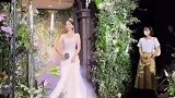 新娘在婚礼上自拍，真是太漂亮