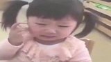 小萌娃正在哭泣，一听说要照相了，便做出“剪刀手”，真可爱