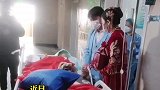 新婚当天新郎带新娘到医院给昏迷的父亲磕头！