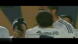 吉尼斯杯-13年-皇马球迷冲入场内见C罗 熊抱偶像耳边私语-花絮