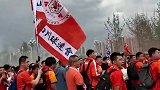 烟雾弹+拉横幅 蓉城VS泰山赛前球迷对抗火药味渐浓