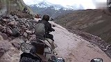 牛人驾驶摩托车在积水道路上,这驾驶技术是相当牛