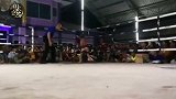泰国网红小拳手竟能踢碎西瓜！上了泰拳擂台还把对手打哭了！