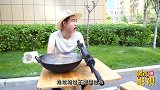 挑战用勺子吃面条游戏，机智美女想出妙招，赢走了老板的M416
