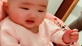 爸爸一亲女儿，女儿就不乐意了，这小表情真可爱，爸爸都无奈了！