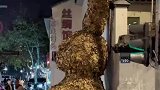 杭州街头出现巨型落叶，“星愿信使”兔子落叶寄托了杭州的浪漫