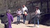 恐怖人偶恶作剧，男子假扮人偶吓路人，路人非常无奈
