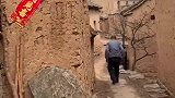 山村里的院子没有围墙和大门的，更没有防盗门，就这么敞开着