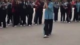 小姑娘展示武术引同学尖叫，诠释了什么叫巾帼不让须眉