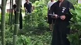 日本男人演示用武士刀劈竹子，一套操作下来还挺讲究