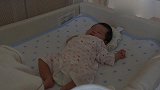 宝宝睡在婴儿床上，懒洋洋的样子好真是惹人喜爱了