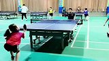 乒乓球场拍到这一幕，小女孩这球技太棒了，爆发力很强！