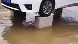 为防止突降暴雨，某小区自制悬空车位，从此告别水泡车！