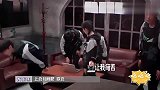 杨幂正在开柜寻找线索，谁知却被白敬亭的奇葩亮相吓坏