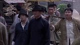 银行不开门，门口站满了等着取钱的人