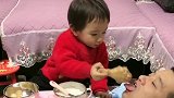 小棉袄给爸爸喂饭的过程，这孩子没白疼，网友：又想骗我生闺女！