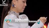 快乐源泉！那英在张柏芝袖口找小抄，像极了操碎心的老母亲