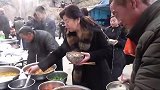 山西一户人家结婚办酒，居然正餐吃面条，没有桌子站在路边吃！