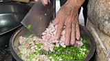 福建夫妻用紫菜和豆腐做炸丸子，纯手工工序复杂，1天只做30斤