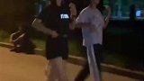 四名在校女生夜间加练踢正步，护旗手出场英姿飒爽