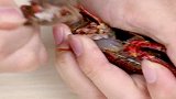 我们吃的小龙虾，原来是这样清洗的，看完有学会一招！