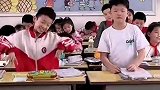 小学生在教室快乐起舞，表情到位，律动十足！