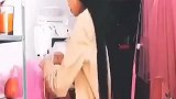 一个人做衣服，一个人旅行，一个人自拍