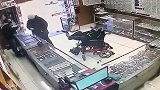 巴西残疾男子坐轮椅抢劫珠宝店 用脚举起枪瞄准店员