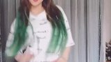 舞蹈达人美女姐姐在卧室一人热舞，好漂亮的头发啊