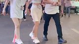 嗨起来了，小姐姐玩嗨了