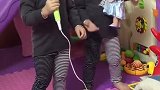 只要音乐响起，这一次成了姐姐的独唱会了，妹妹反而成了伴舞的