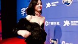 吴宣仪 只能说披肩太懂事了！美女的身材绝了！！