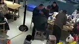 一岁半萌娃悄悄推走爸爸身后的板凳