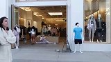 “假人”模特突然懂了，路人们都快被吓坏了