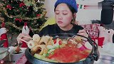 妹子吃火锅串串提前庆祝圣诞节