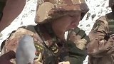 心疼!他们巡逻途中以雪为食
