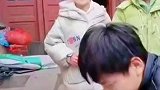 小伙被小朋友花式催婚，低头笑而不语，这没对象谁敢回村