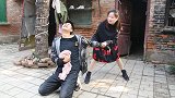 丈夫打工刚走，妻子就把婆婆的手术费借给前夫，不料报应来的太快