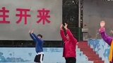 篮球场被占，精神小伙被迫营业！